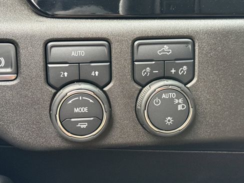 Used 2025 Chevrolet Silverado 1500 LT AWD/4WD image 25