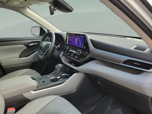 Used 2023 Toyota Highlander XLE FWD image 7