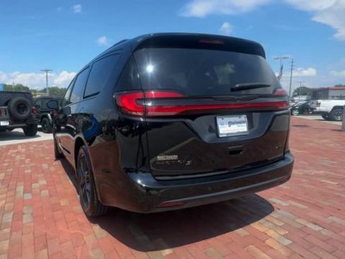 Used 2025 Chrysler Pacifica Limited FWD image 9