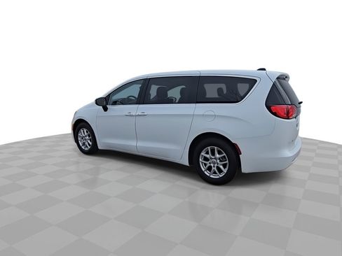 Used 2023 Chrysler Voyager LX image 6