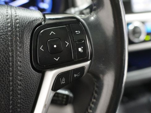 Used 2019 Toyota Highlander SE FWD image 11