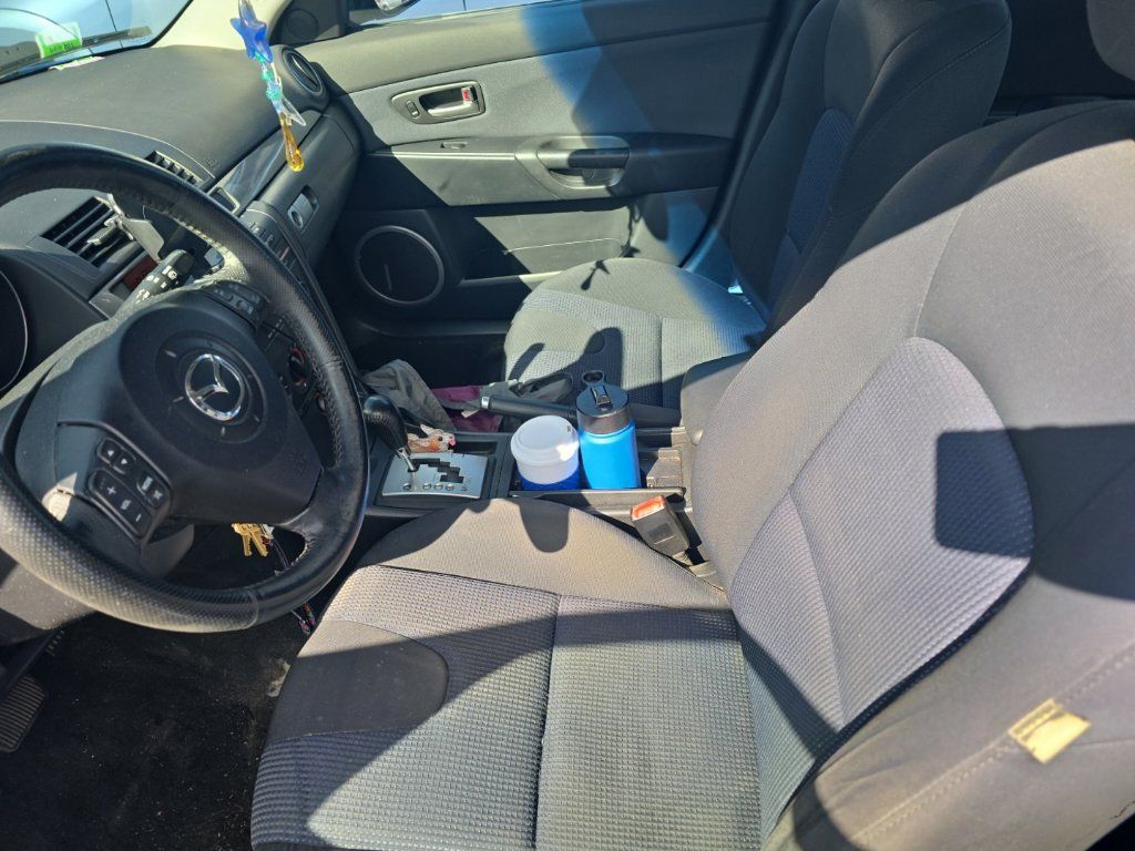 Used 2005 MAZDA MAZDA3 s w/ Moonroof & 6-CD Pkg FWD image 10