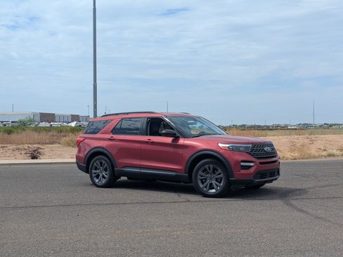 Used 2023 Ford Explorer XLT w/ Equipment Group 202A RWD image 35
