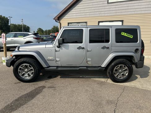 Used 2013 Jeep Wrangler Unlimited Sahara w/ Dual Top Group AWD/4WD image 10