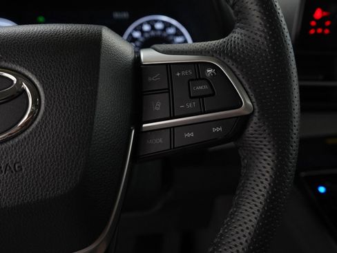 New 2024 Toyota Sienna Limited image 24