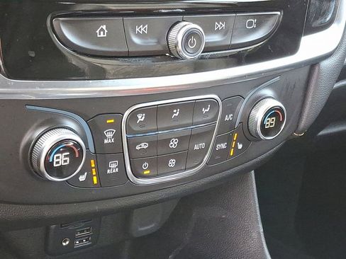 Used 2021 Chevrolet Traverse RS image 17