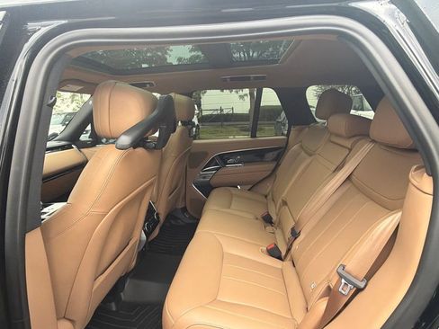 Used 2025 Land Rover Range Rover SE AWD/4WD image 10