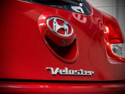 Used 2013 Hyundai Veloster w/ Tech Pkg FWD image 8