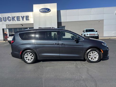Used 2021 Chrysler Pacifica Touring-L image 10