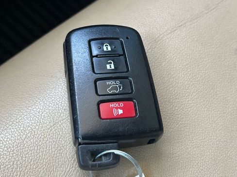 Used 2019 Toyota Highlander XLE AWD/4WD image 29
