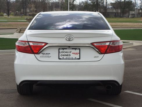 Used 2017 Toyota Camry SE image 3