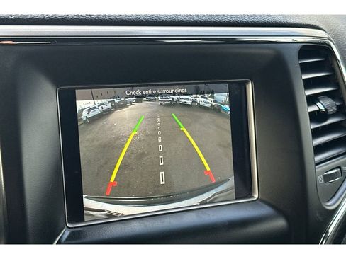 Used 2020 Jeep Grand Cherokee Laredo image 20