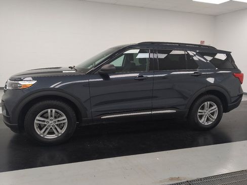 Used 2023 Ford Explorer XLT AWD/4WD image 2