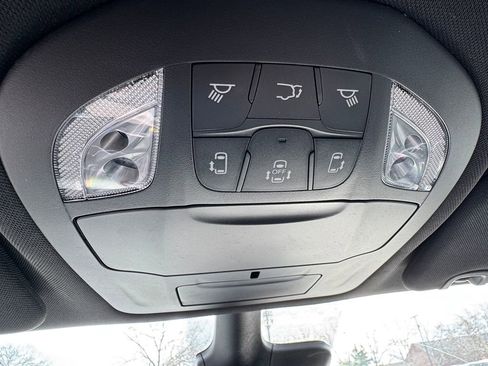 Used 2025 Chrysler Pacifica Select image 26