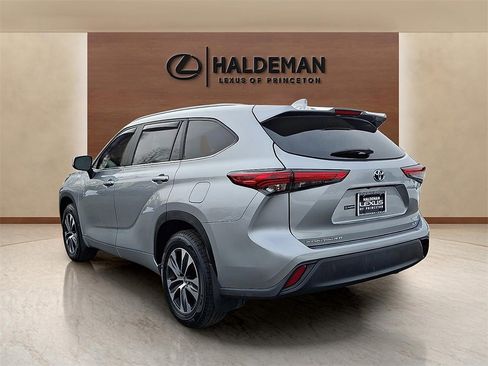 Used 2023 Toyota Highlander XLE image 4