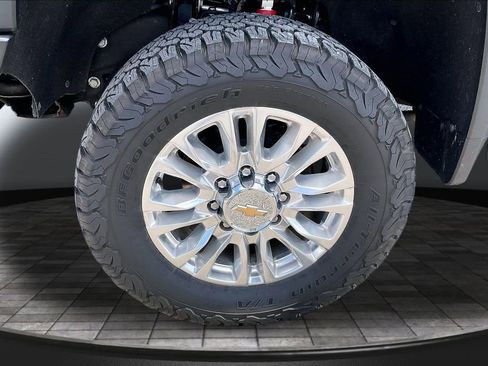 Used 2021 Chevrolet Silverado 2500 High Country w/ Z71 Off-Road Package AWD/4WD image 9