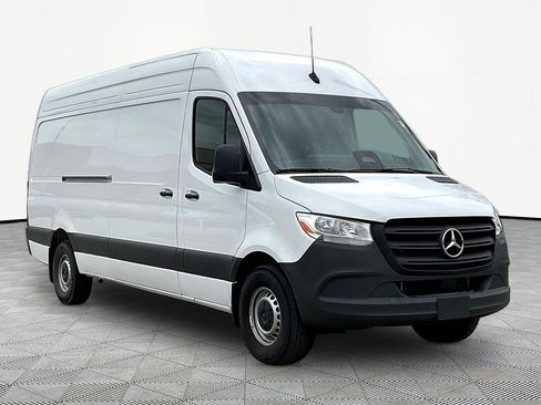 Used 2025 Mercedes-Benz Sprinter 2500 image 3