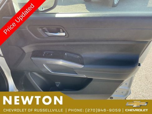 Used 2025 Nissan Pathfinder SL AWD/4WD image 30