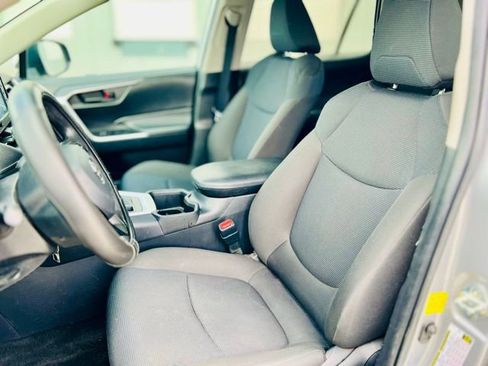 Used 2022 Toyota RAV4 LE image 11