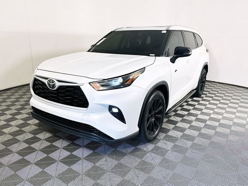 Used 2022 Toyota Highlander XLE FWD image 7