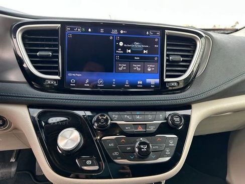 Used 2021 Chrysler Pacifica Touring-L w/ Uconnect Theater Family Group image 17