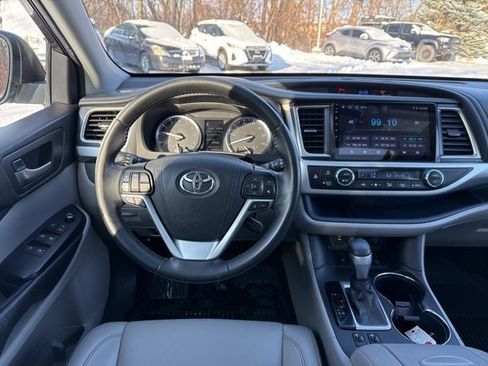 Used 2019 Toyota Highlander XLE image 21