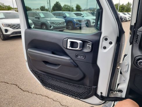 Used 2018 Jeep Wrangler Unlimited Sahara w/ LED Lighting Group AWD/4WD image 13