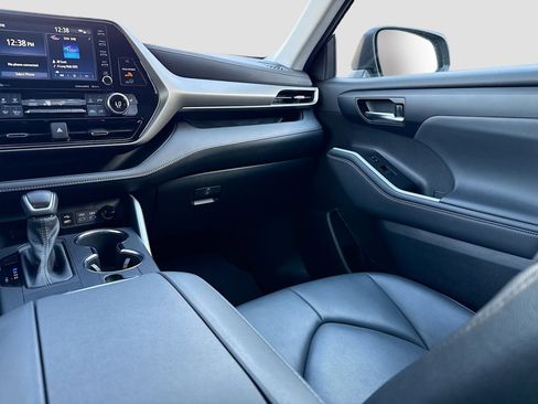 Used 2022 Toyota Highlander XLE image 23