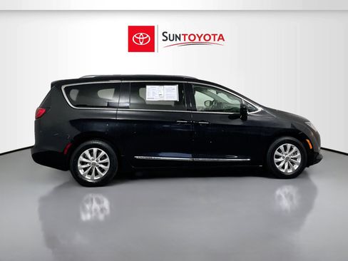 Used 2018 Chrysler Pacifica Touring-L image 2