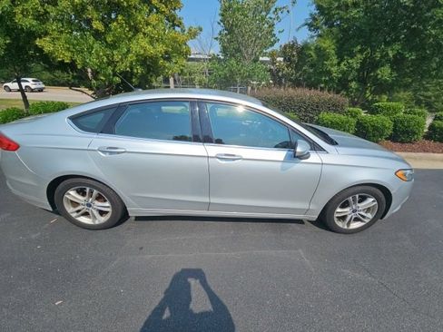 Used 2018 Ford Fusion SE w/ Fusion SE Technology Package FWD image 9
