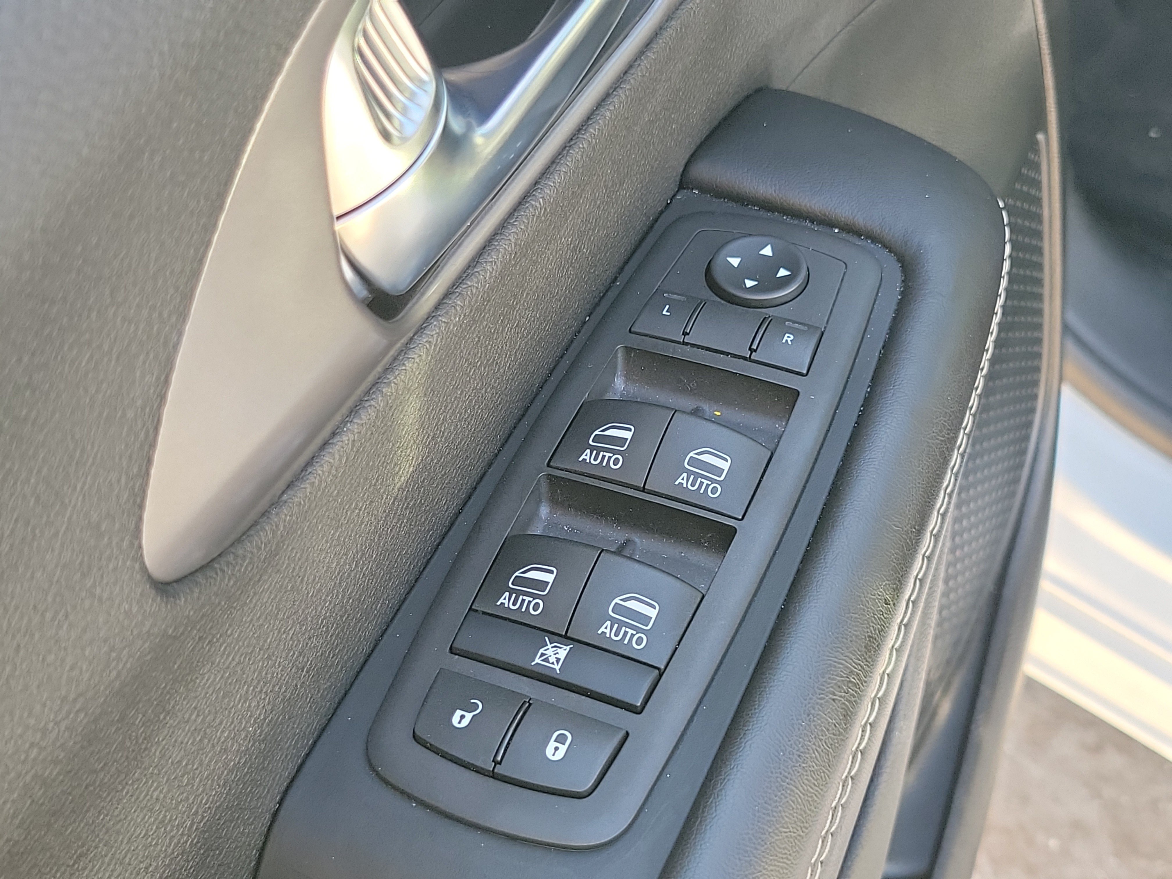 Used 2026 Chrysler Pacifica Select FWD image 16