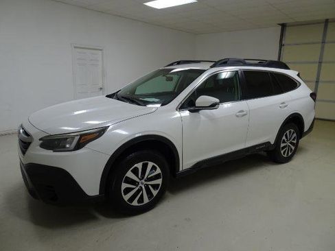 Used 2020 Subaru Outback Premium image 3