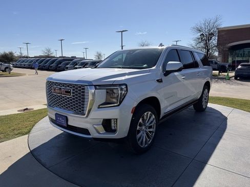 Used 2023 GMC Yukon XL Denali w/ Denali Reserve Package image 3