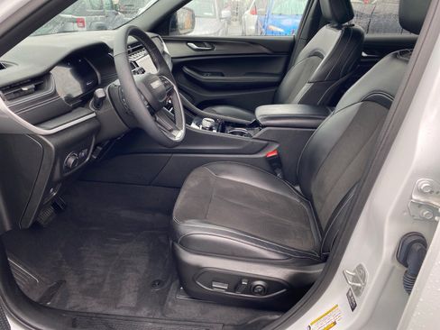 Used 2023 Jeep Grand Cherokee L Laredo image 9