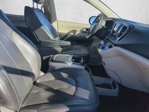 Used 2022 Chrysler Pacifica Touring-L image 22