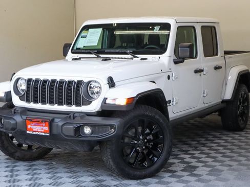 Used 2025 Jeep Gladiator Sport AWD/4WD image 6