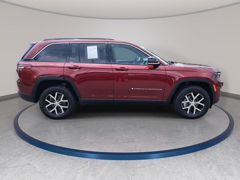 Used 2025 Jeep Grand Cherokee Limited RWD image 5