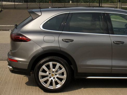 Used 2018 Porsche Cayenne S w/ Premium Package Plus AWD/4WD image 11