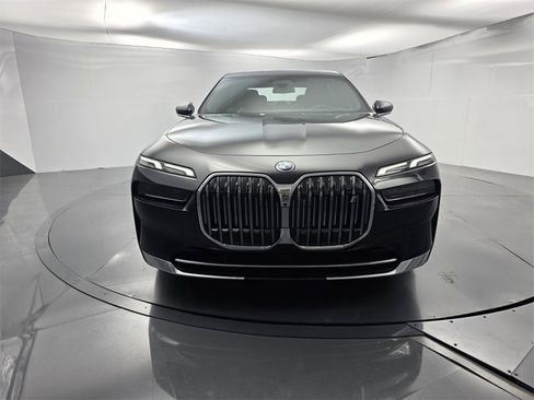 Used 2023 BMW i7 xDrive60 image 2