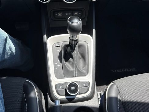Used 2022 Hyundai Venue Limited FWD image 26