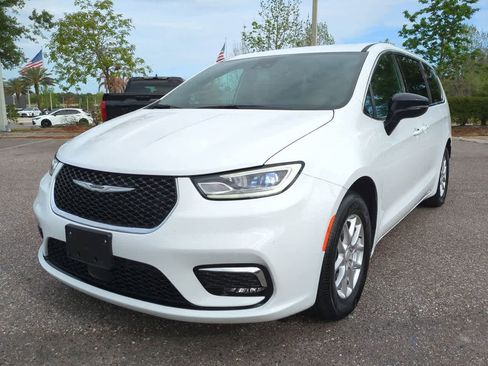 Used 2025 Chrysler Pacifica Select image 2