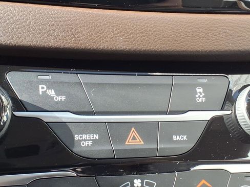 Used 2017 Chrysler Pacifica Touring-L FWD image 17