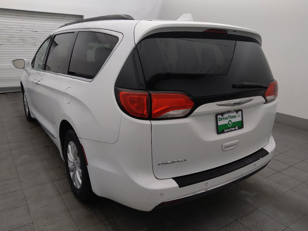 Used 2017 Chrysler Pacifica Touring-L FWD image 5