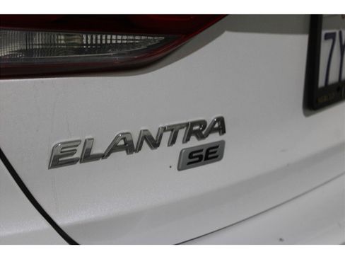Used 2017 Hyundai Elantra SE image 17