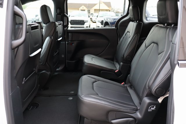 New 2026 Chrysler Pacifica Select AWD/4WD image 44