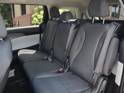 Used 2023 Kia Carnival LX FWD image 22