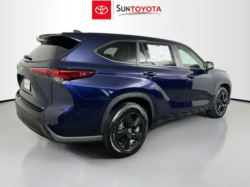Used 2023 Toyota Highlander LE image 4