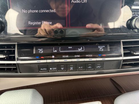 Certified 2023 Toyota Sienna LE FWD image 17