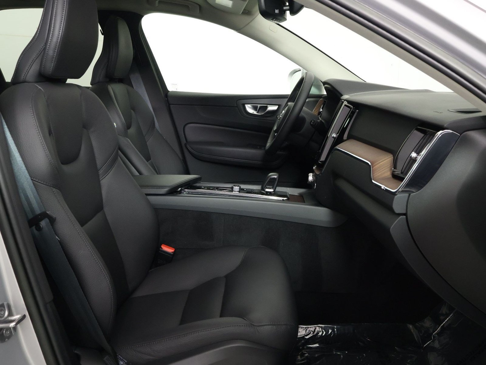 Certified 2023 Volvo XC60 T8 Plus AWD/4WD image 29