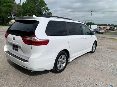 Used 2019 Toyota Sienna LE image 4